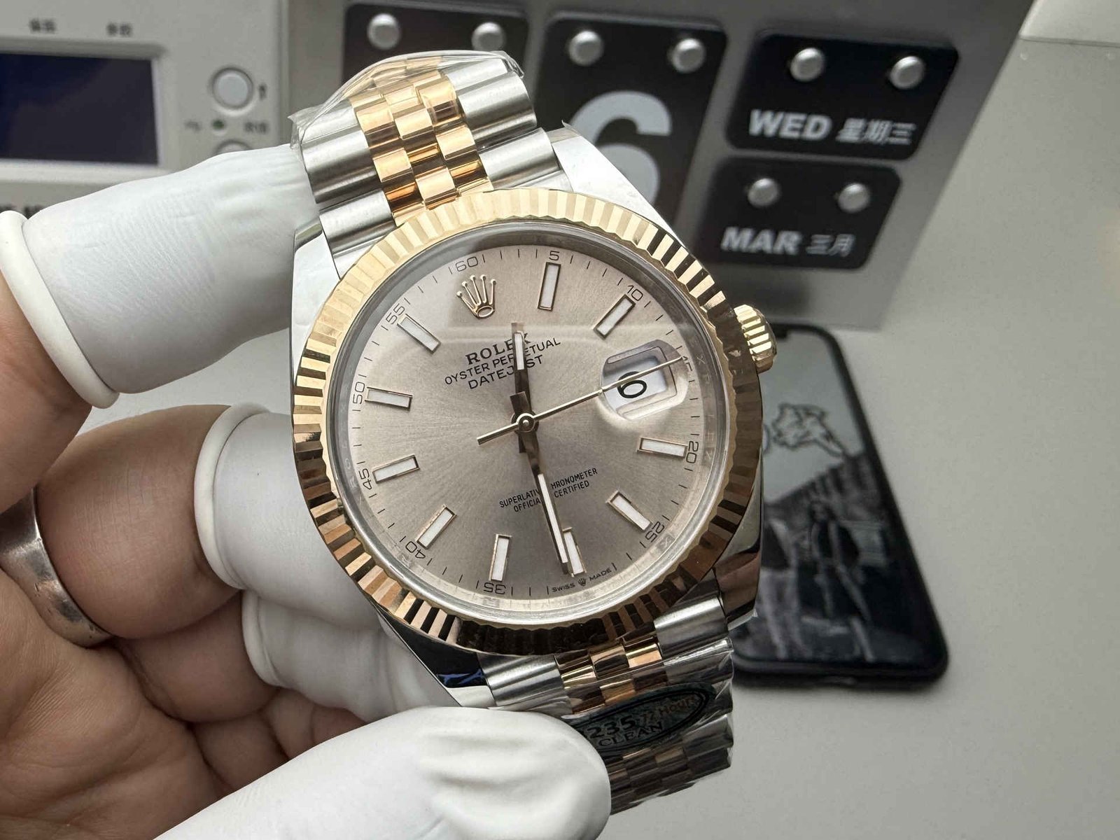 Datejust 126331 – Rose Gold & Steel 41mm Pink Dial Replica Watch